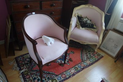deux chaises posées sur un tapis dans une pièce
