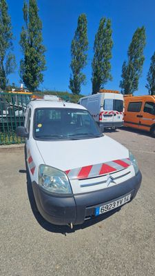 une camionnette blanche garée dans un parking