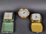 trois types de montres différents sont posés les uns à côté des autres