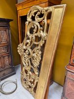 Tête de lit en bois richement sculpté et doré de rinceaux et…
