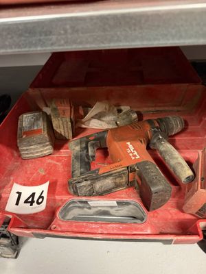 une boîte à outils rouge remplie d'outils, posée sur une étagère