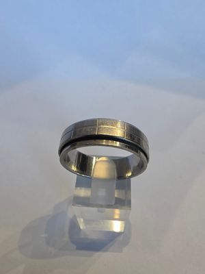 un gros plan d'une bague posée sur une surface transparente