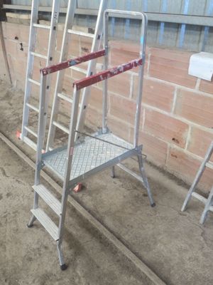 une échelle appuyée contre un mur de briques