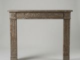 un encadrement de cheminée ancien en marbre
