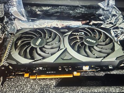 une photo d'une carte graphique équipée de deux ventilateurs