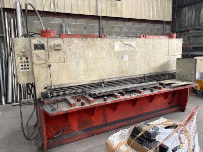une grande machine qui se trouve dans un entrepôt