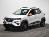 La voiture blanche et orange est garée dans une pièce blanche.