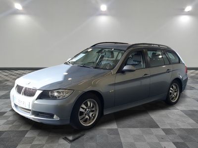 la photo d'une voiture argentée garée dans un garage