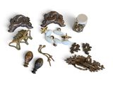 un ensemble d'objets divers disposés sur une surface blanche