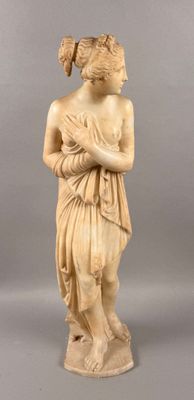 une statue ancienne représentant une femme tenant un bébé dans ses bras