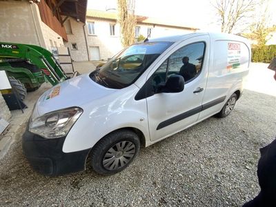 La camionnette blanche est garée sur le gravier de l'allée.