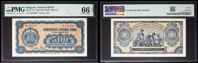 Trois types différents de billets de banque sont exposés dans une vitrine.