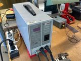 une machine posée sur une table dans un atelier