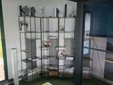 deux canapés et une table dans un salon