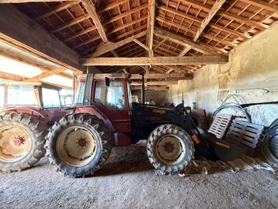 un tracteur garé à l'intérieur d'une grange