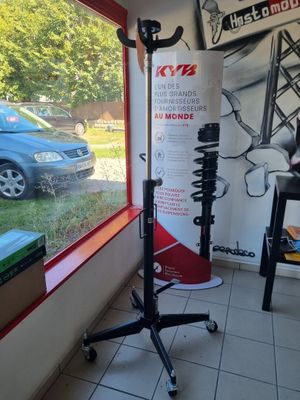 un vélo posé sur une béquille devant une fenêtre