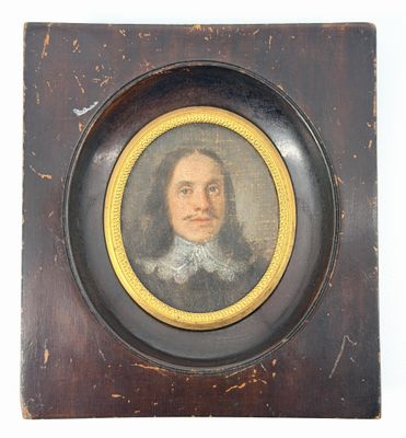portrait d'un homme vêtu d'un manteau noir et d'un col blanc, dans un cadre en bois