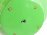 une lampe verte posée sur une table