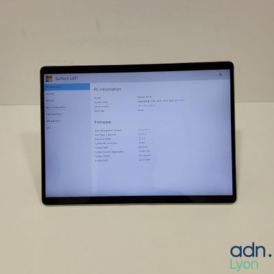 une tablette posée sur une table