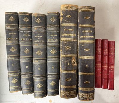 plusieurs vieux livres sont alignés sur une étagère, les uns à côté des autres