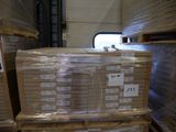 une pile de cartons posée sur une palette dans un entrepôt