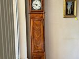 une horloge grand-père dans le coin d'une pièce