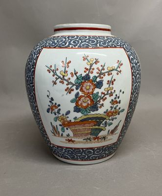 un vase avec un motif floral posé sur une table