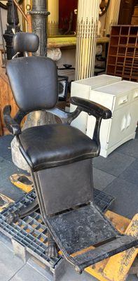 Fauteuil de dentiste, piètement en fonte à griffes. garnitur…