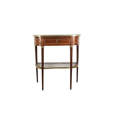 une image représentant une petite table avec une étagère en dessous