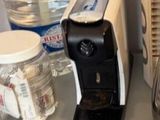 des bouteilles d'eau et un mixeur posés sur un plan de travail, à côté d'une bouteille d'eau