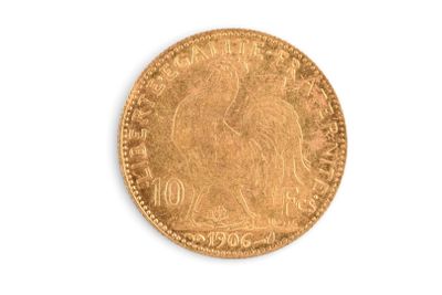 gros plan d'une pièce d'or sur une surface blanche
