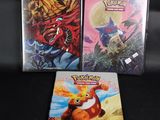 deux cartes à collectionner Pokémon « Black Knight » sur fond noir