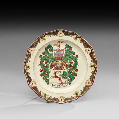 une assiette ornée d'un blason