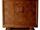 une armoire en bois ornée d'un motif décoratif