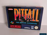La boîte du jeu « Pitfall » est posée sur la table.