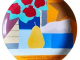 une assiette sur laquelle est représentée une poire et des fleurs