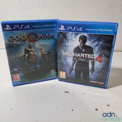 deux jeux PS4 posés sur une table blanche, sur fond blanc