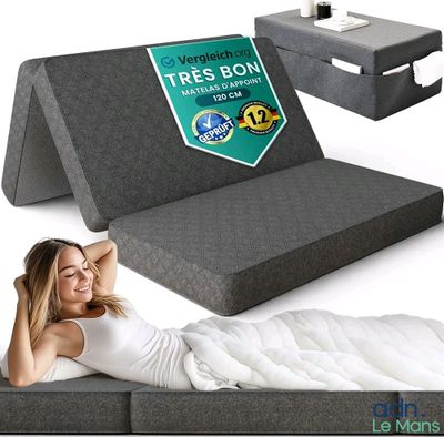une femme allongée sur un lit avec un matelas