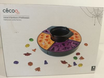 une photo d'une boîte sur laquelle est posée une assiette sur le thème d'Halloween