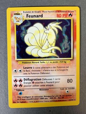 La carte Pokémon est jaune et comporte l'image d'une fleur.