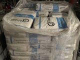 des cartons de papier toilette empilés les uns sur les autres dans un entrepôt