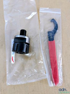 un petit troglodyte et un sac en plastique muni d'une poignée rouge