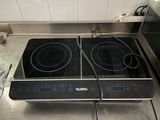 deux feux sur la cuisinière de la cuisine