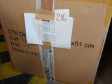 une boîte en carton sur laquelle est collé un autocollant