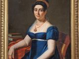 portrait d'une femme en robe bleue portant un collier rouge