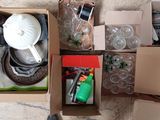 de nombreux cartons d'objets posés à même le sol