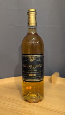 la bouteille de vin est posée sur une table en bois