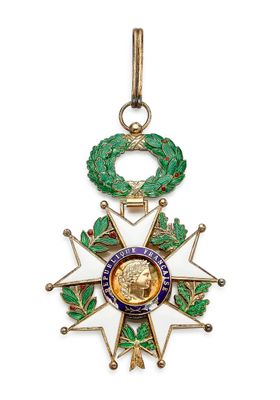 une médaille d'or ornée d'une couronne et d'une étoile