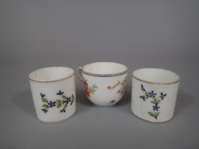 PARIS. Ensemble en porcelaines comprenant deux tasses litron…