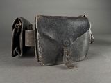 un sac à main en cuir noir muni d'un fermoir en métal